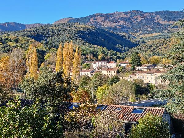 Vue d'ensemble du village aux couleurs d'automne
