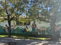 Façade de la salle de l'Espace Gare, recouverte d'une fresque