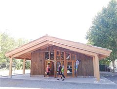 Façade de la Maison des Montagnes du Caroux en bois, pour une meilleure intégration paysagère